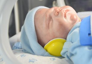 Baby mit Gehörschutz babyMUFFS®